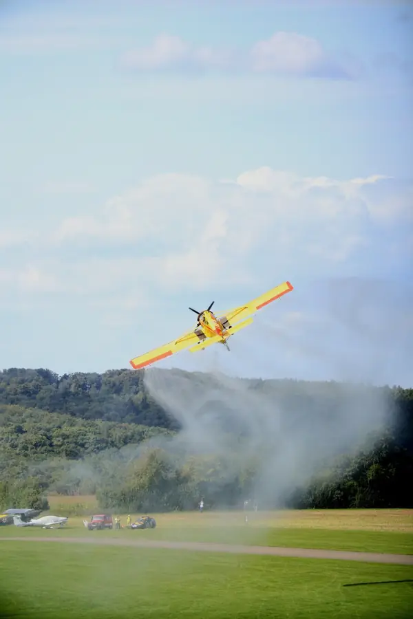 Avião agrícola fazendo aplicação