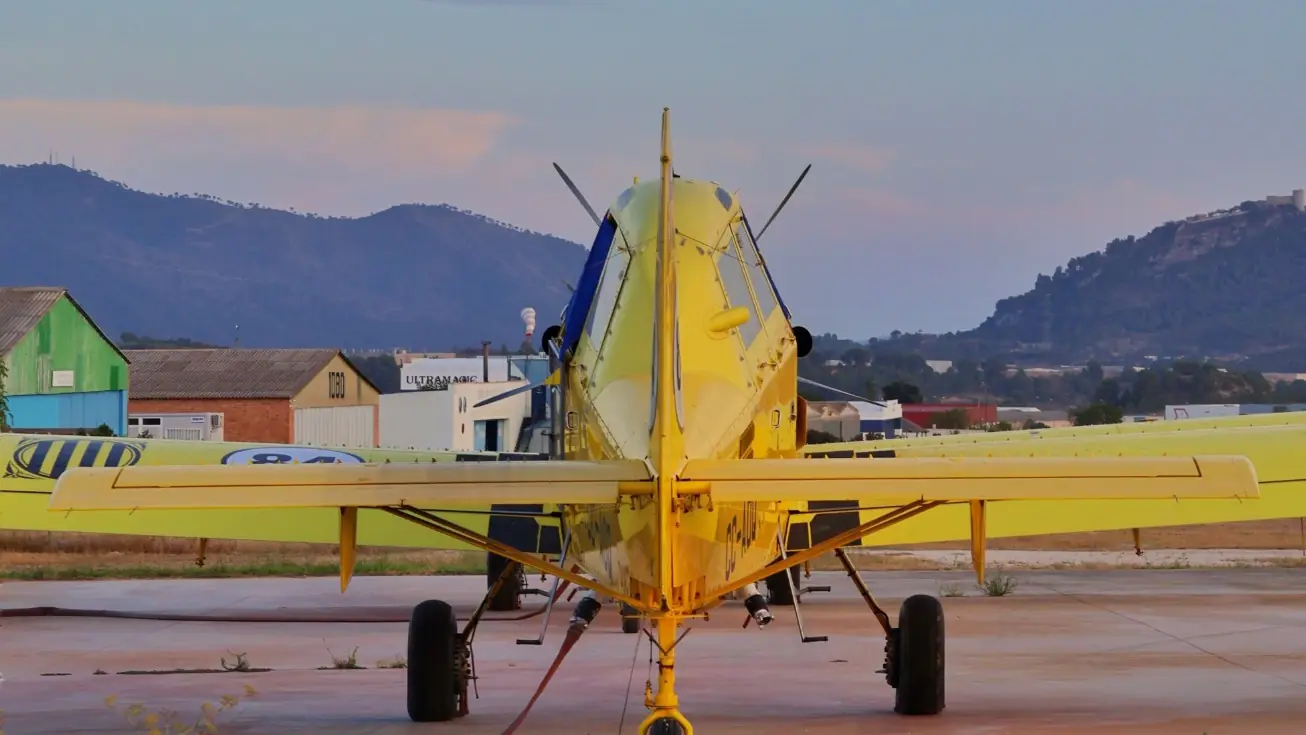 Avião agrícola de pulverização estacionado no pátio