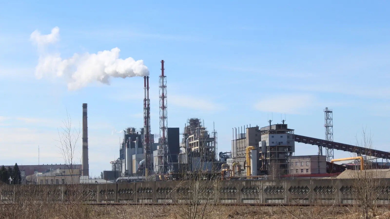 Planta industrial com sistemas hidráulicos