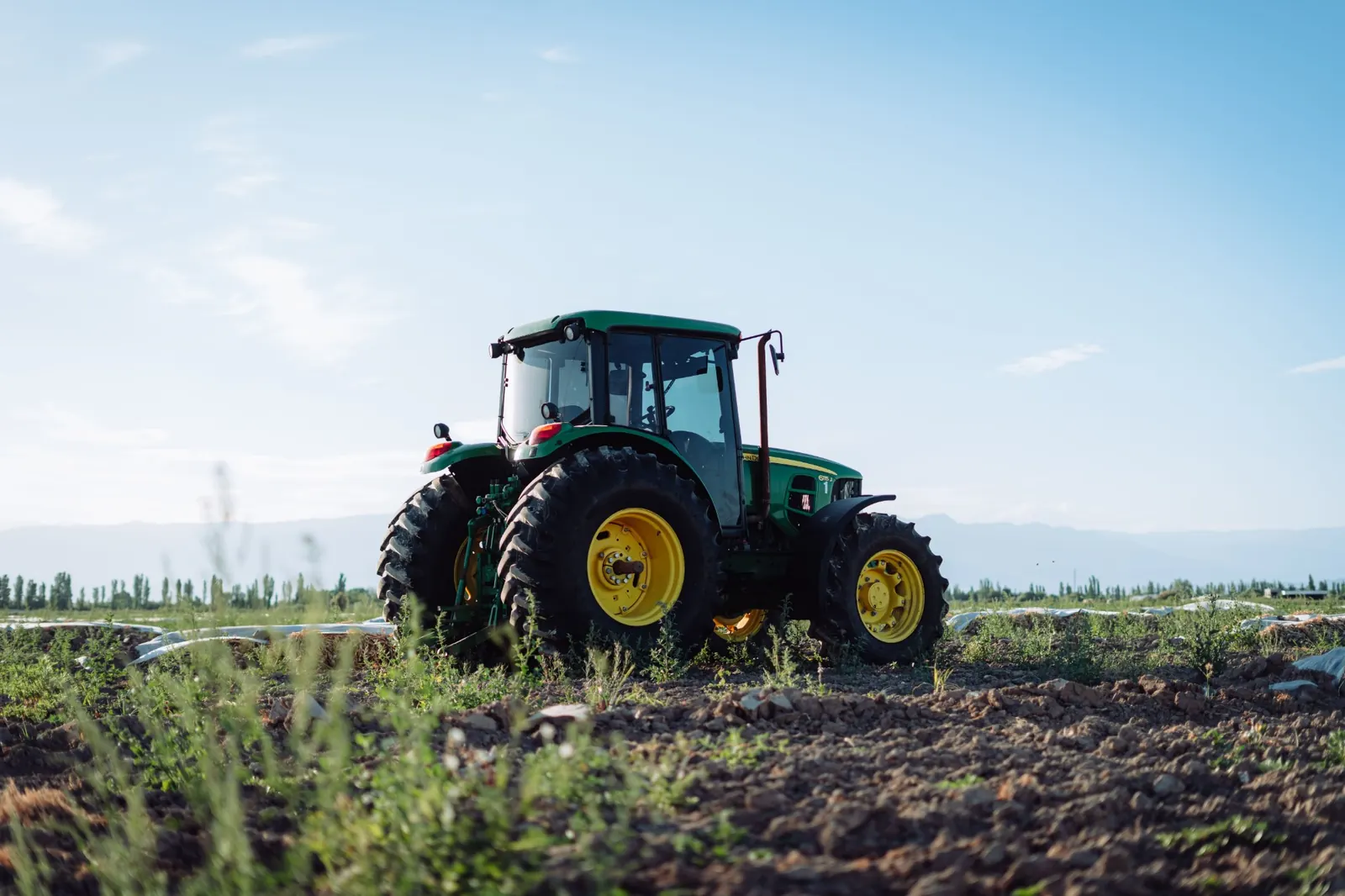 Trator agrícola com direção hidráulica na lavoura